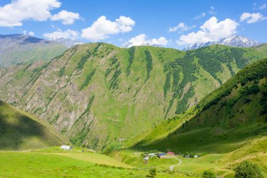 Ardot, Gürcistan 'ın Khevsureti dağlarında antik bir köy. Seyahat