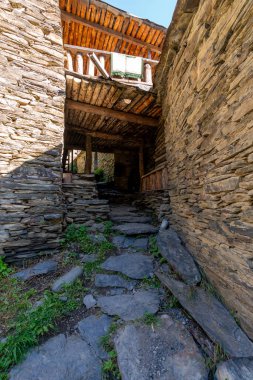 Dağ köyü Shatili 'deki eski kalenin iç kısmı, ortaçağ şatosunun kalıntıları. Khevsureti, Gürcistan. Seyahat