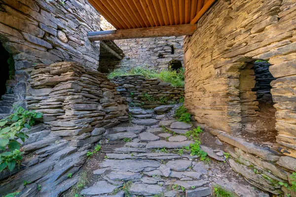 Dağ köyü Shatili 'deki eski kalenin iç kısmı, ortaçağ şatosunun kalıntıları. Khevsureti, Gürcistan. Seyahat