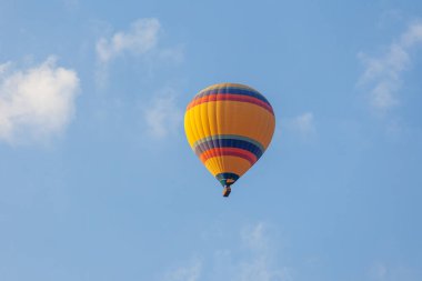 Mavi gökyüzüne karşı üç sıcak hava balonu. Aşağıdan güzel renkli sıcak hava balonları manzarası. Seyahat, Kapadokya