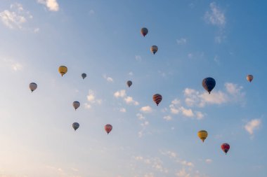 Mavi gökyüzüne karşı üç sıcak hava balonu. Aşağıdan güzel renkli sıcak hava balonları manzarası. Seyahat, Kapadokya