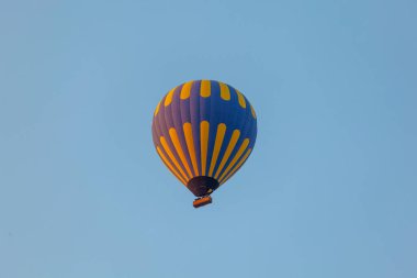 Mavi gökyüzüne karşı üç sıcak hava balonu. Aşağıdan güzel renkli sıcak hava balonları manzarası. Seyahat, Kapadokya