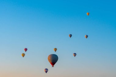 Mavi gökyüzüne karşı üç sıcak hava balonu. Aşağıdan güzel renkli sıcak hava balonları manzarası. Seyahat, Kapadokya