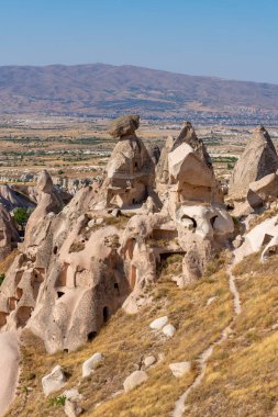 Kapadokya 'daki volkanik kaya oluşumları antik Hıristiyanların ikamet ettikleri yer. Seyahat