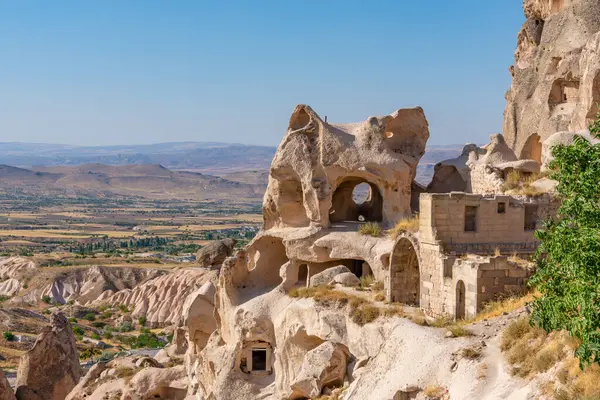 Kapadokya 'daki volkanik kaya oluşumları antik Hıristiyanların ikamet ettikleri yer. Seyahat