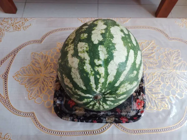 Een Watermeloen Een Plate Tafel — Stockfoto