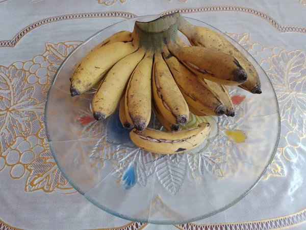 Verse Gele Bananen Een Bord Tafel — Stockfoto