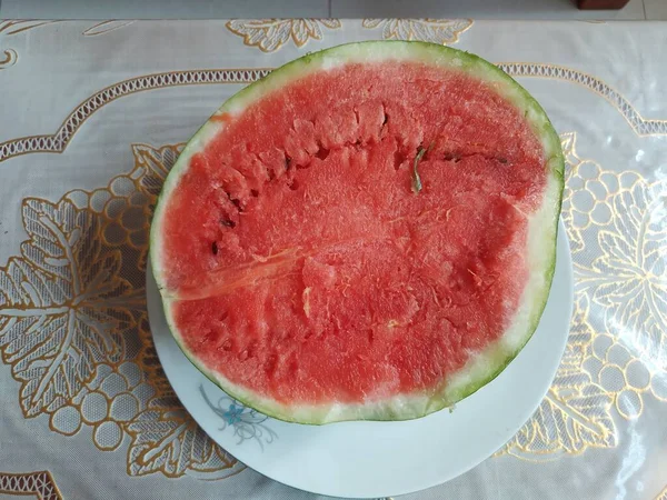 Een Plak Stukken Watermeloen Een Plaat — Stockfoto