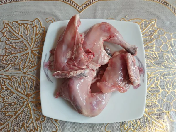 Τέσσερα Κομμάτια Ωμό Κρέας Κοτόπουλου Ένα Πιάτο — Φωτογραφία Αρχείου