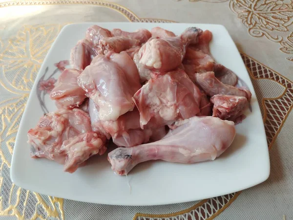 Surowe Kawałki Kurczaka Mięso Płycie — Zdjęcie stockowe