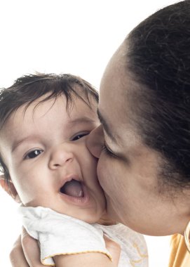 Nükleer beyaz arka planda boş ekranlı cep telefonu tutan bir adamın el ve kolu..