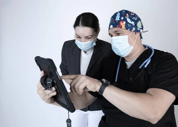 Doktor Ukazující Pacientovi Tablet Oba Maskách Poukazující Nebo Vysvětlující Obsah Royalty Free Stock Obrázky