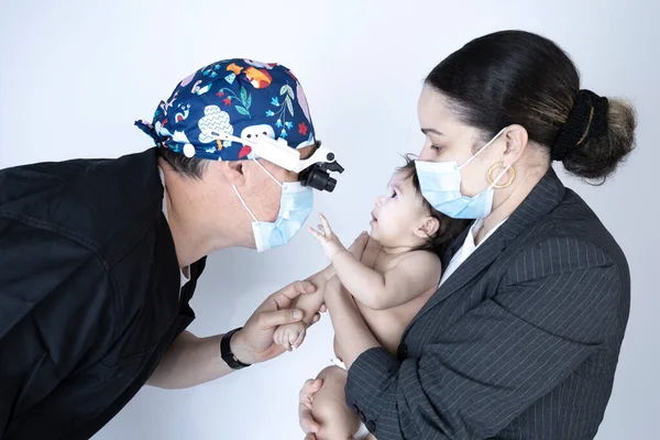 Consulta Com Pediatra Bebê Acompanhado Seu Peito Bebê Mostra Sorriso Imagens De Bancos De Imagens