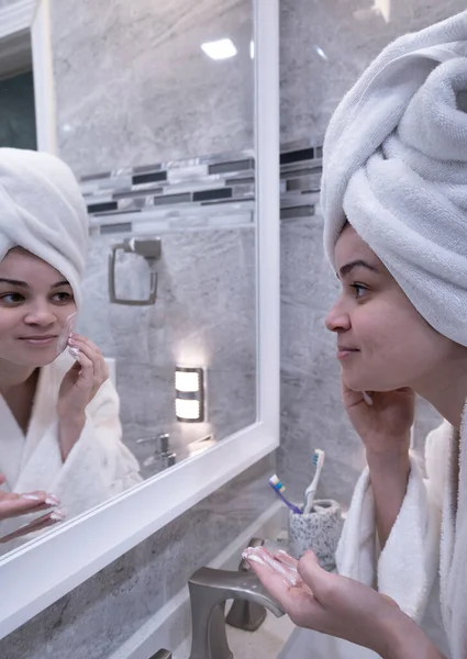 Menina Cerca Anos Banho Quimono Aplicação Creme Pele Frente Espelho Imagens De Bancos De Imagens