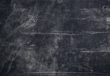 Siyah beton arkaplanda beyaz çizikler var.