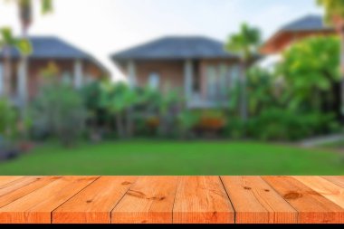 perspektif ahşap kahverengi tahta bulanık yeşil bahçe arka planı