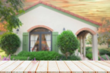 perspektif ahşap çubuk bulanık güzel kır evi arka planı