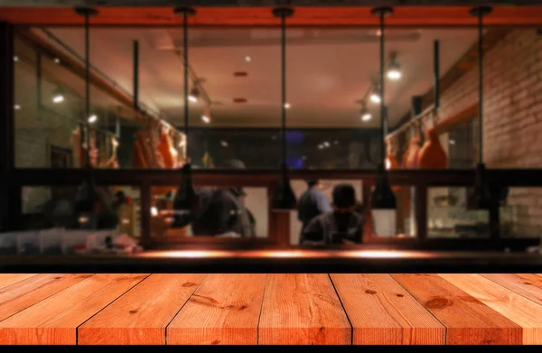 パースペクティブ木製の板バーで夜のレストランでぼやけたキッチンルームの上 — ストック写真