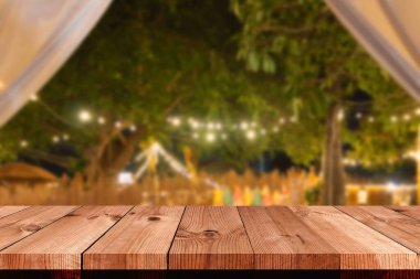 perspektif ahşap tahta gece restoranda bulanık bokeh ışığı üzerine