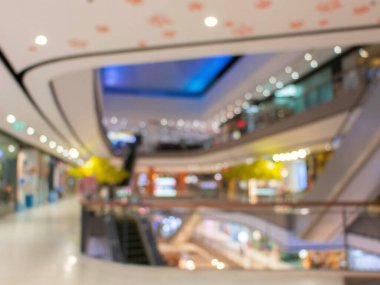 Alışveriş merkezinin içi ve dükkanları bokeh ışığı ile bulanık 