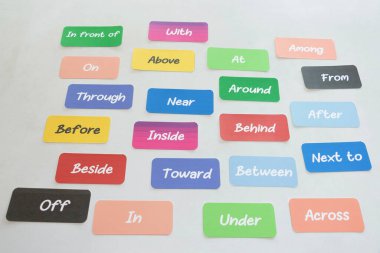 renkli İngilizce dil bilgisi kartları beyaz masa üzerinde ders çalışmak için