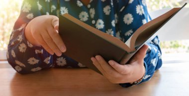 Masada okumak için el ele tutuşan kadın.