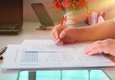 İş servis istasyonundaki masada İngilizce düzeltme yazısı