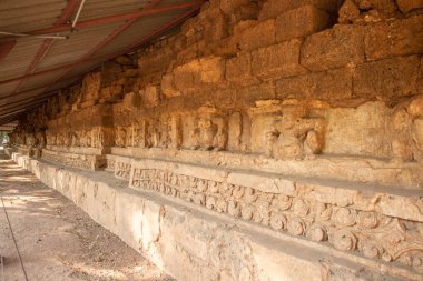 PETCHABOON, THAILAND- 31 Aralık 2024: Antik Sri Thep tarihi parkında yıkılmış tapınak, heykeller ve oyulmuş duvar