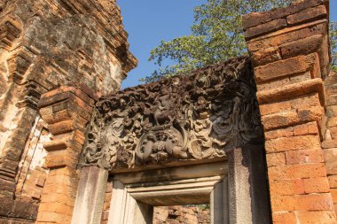 PETCHABOON, THAILAND- 31 Aralık 2024: Antik Sri Thep tarihi parkında yıkılmış tapınak, heykeller ve oyulmuş duvar