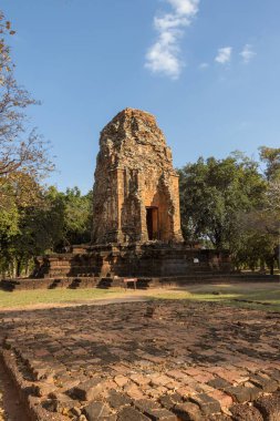 PETCHABOON, THAILAND- 31 Aralık 2024: Antik Sri Thep tarihi parkında yıkılmış tapınak, heykeller ve oyulmuş duvar 