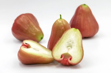 İzole edilmiş taze kırmızı gül elmaları beyaz arka planda duruyor.