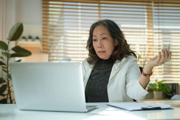 Starsza Dojrzała Kobieta Ogląda Szkolenia Biznesowe Webinar Online Laptopie Podczas — Zdjęcie stockowe