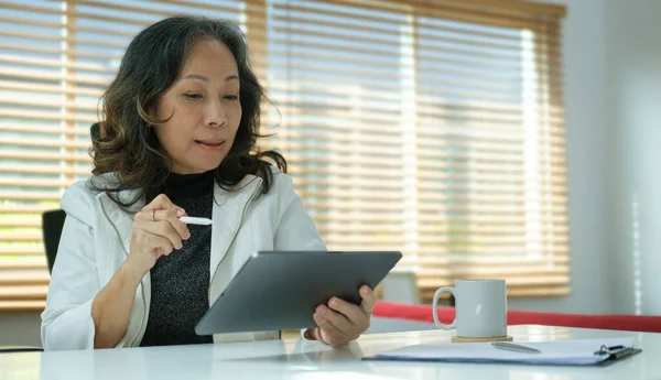 Concentrated Middle Aged Businesswoman Reading Online Information Digital Tablet — Foto Stock