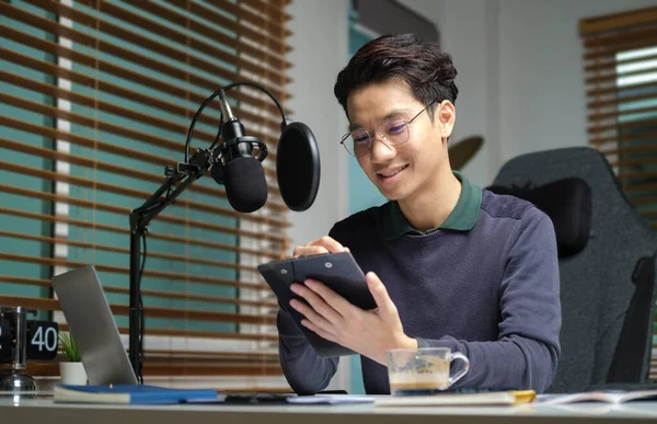 Handsome Man Radio Host Streaming Podcast Microphone While Streaming Live — 图库照片