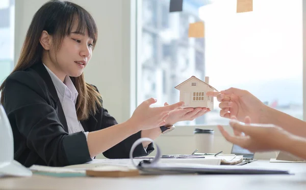 地产代理向客户提供买房协议的条款 房地产 抵押贷款 住房销售和住房保险 — 图库照片