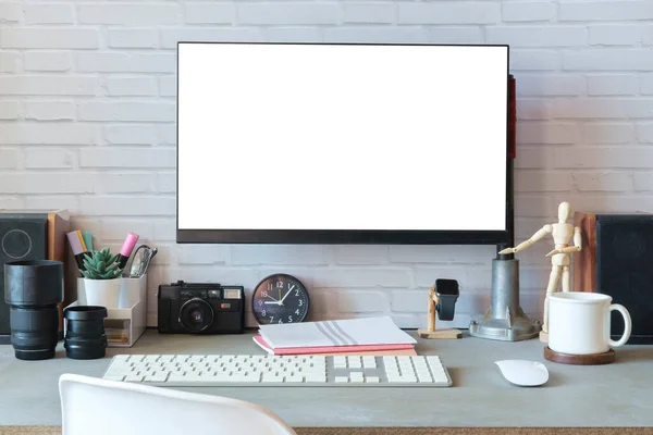 Vorderseite Weißer Leerer Computerbildschirm Kamera Kaffeetasse Und Zubehör Auf Grauem — Stockfoto