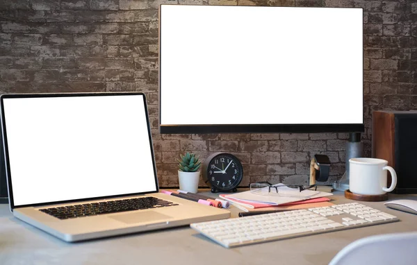 Stilvoller Arbeitsplatz Mit Weißem Leeren Computerbildschirm Laptop Und Zubehör Leerer — Stockfoto