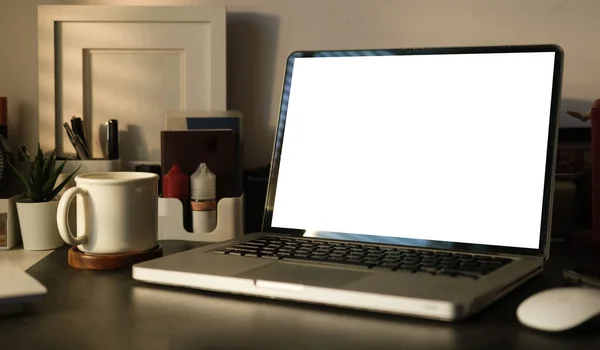 笔记本电脑与空白屏幕 咖啡杯和图片框在黑色桌子上 舒适的工作场所 — 图库照片
