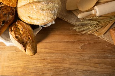 Tahta tahtada taze fırınlanmış çavdar ekmeği. Metnin için kopyalama alanı olan üst görünüm.