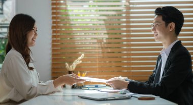 Arkadaş canlısı erkek işe alım müdürü bir iş başvurusuyla görüşüyor. İnsan kaynakları, işe alım kavramı.