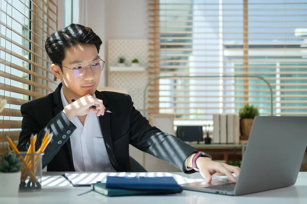 Concentrated Male Financial Advisor Using Laptop Preparing Contract Document Office — 图库照片