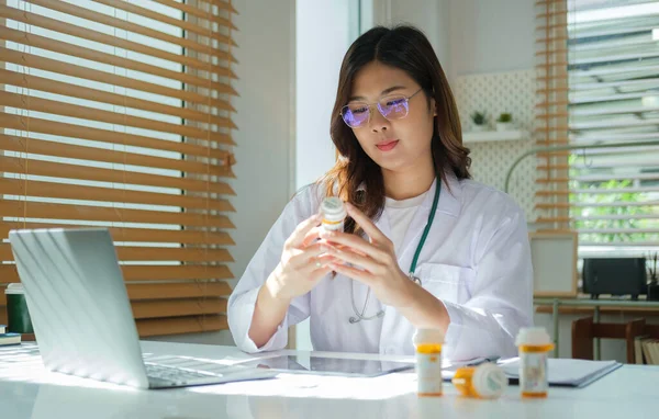 Kvinnlig Läkare Håller Flaskan Med Piller Arbetar Med Medicinska Dokument — Stockfoto