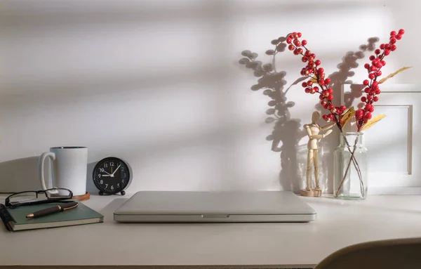 女性工作场所 白色桌子上有笔记本电脑 咖啡杯 笔记本和相框 — 图库照片