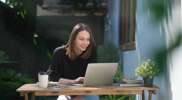 Attraktive Junge Frau Warmen Pullover Surft Auf Laptop Internet Während — Stockfoto