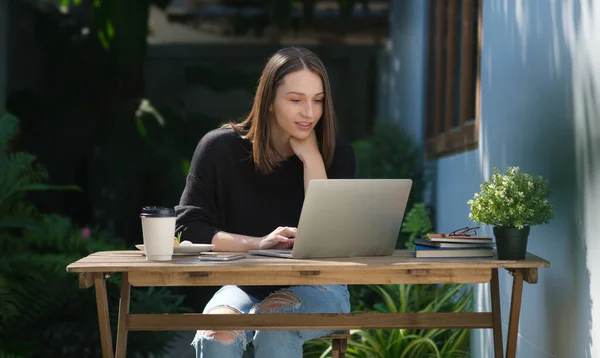 Tiro Mulher Jovem Casual Sentado Jardim Usando Laptop Enquanto Trabalhava — Fotografia de Stock