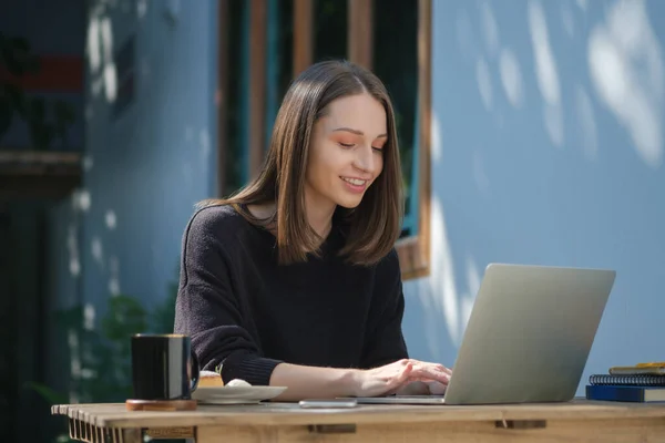 Schöne Junge Frau Arbeitet Online Mit Laptop Während Sie Café — Stockfoto