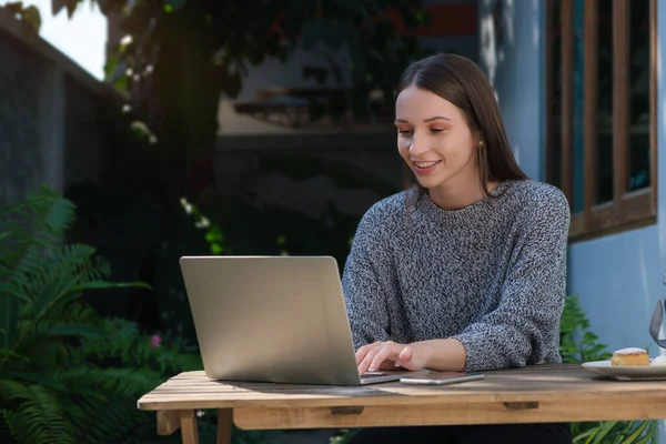 Hübsche Junge Frau Trägt Warmen Strickpullover Mit Laptop — Stockfoto