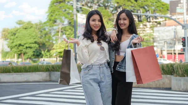 Duas Mulheres Bonitas Moda Com Sacos Compras Andando Rua Cidade — Fotografia de Stock