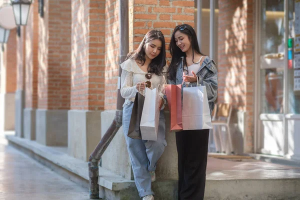 Két Gyönyörű Barát Nézi Bevásárlószatyrokat Beszélgetnek Egymással Vásárlás Után — Stock Fotó