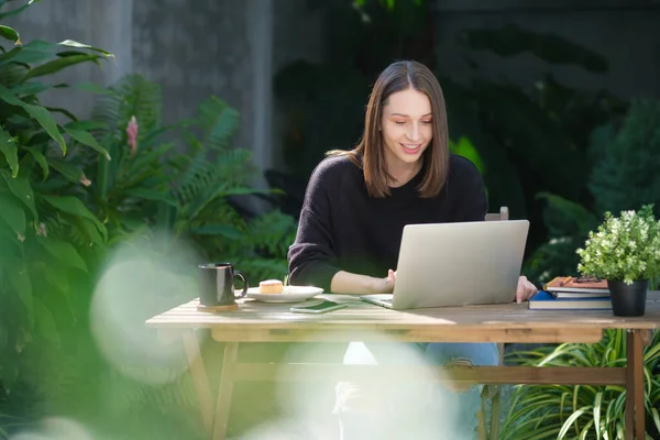Shot Casual Young Woman Sitting Garden Using Laptop While Working — Foto Stock